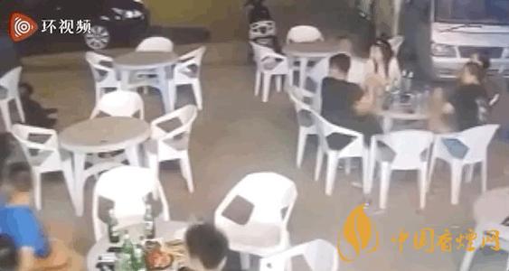 警方通報小車沖過夜市撞飛數(shù)人 這一幕太驚險了！