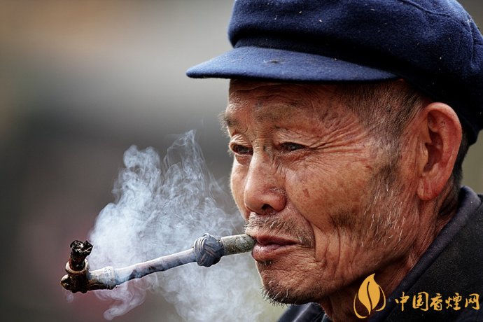旱煙和煙卷哪個(gè)危害大，旱煙袋很有講究