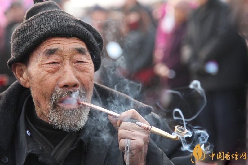 旱煙和煙卷哪個(gè)危害大，旱煙袋很有講究